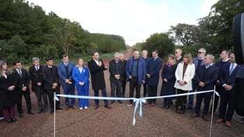 El gobernador Valdés, inauguró 23 kilómetros de enripiado en las rutas provinciales 73 y 74,